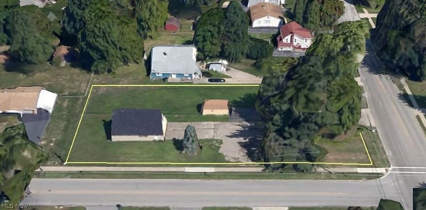 Vacant corner lot with 988 sq ft (4 car garage) with loft - perfect for sstorage of boat, cars or recreational vehicles. City utilities available. Close access to freeways.