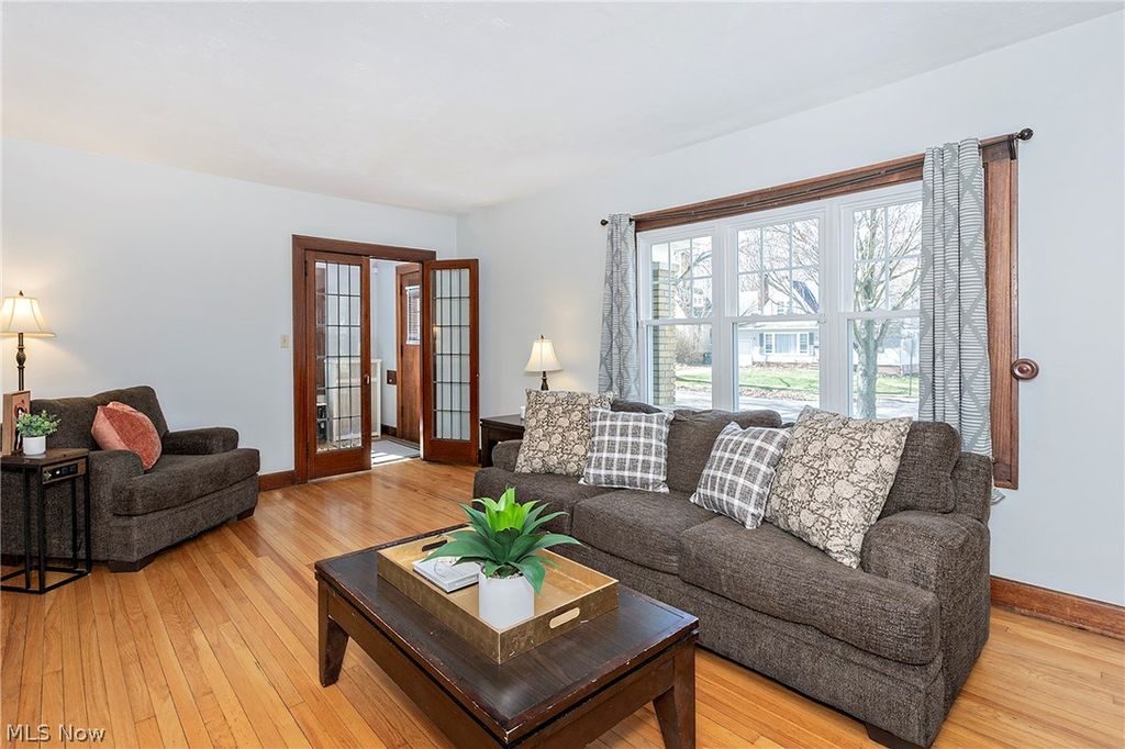 Photo of 923 Cambridge Road, Cleveland Heights, OH 44121 (MLS # 5188494)