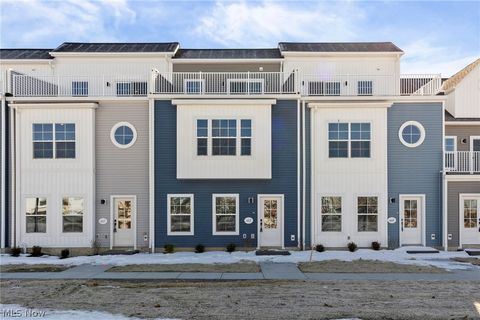 Townhouse For Sale - 453 Harbor Lane<br/> Lorain County, Lorain, OH 44052