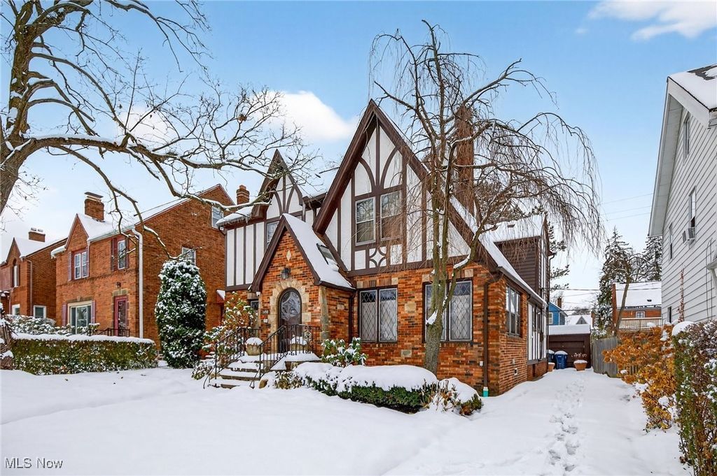 Photo of 3498 Bainbridge Road, Cleveland Heights, OH 44118 (MLS # 5175430)