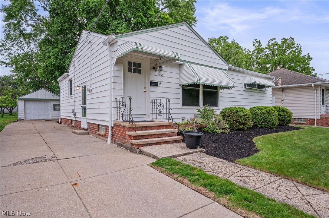 4353 W 182nd Street