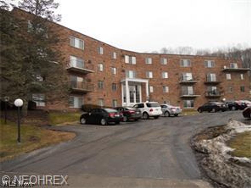 Recently renovated Condo that is move in ready. Laminate flooring throughout. Kitchen appliances in sleek black, sharp unit- priced below others.