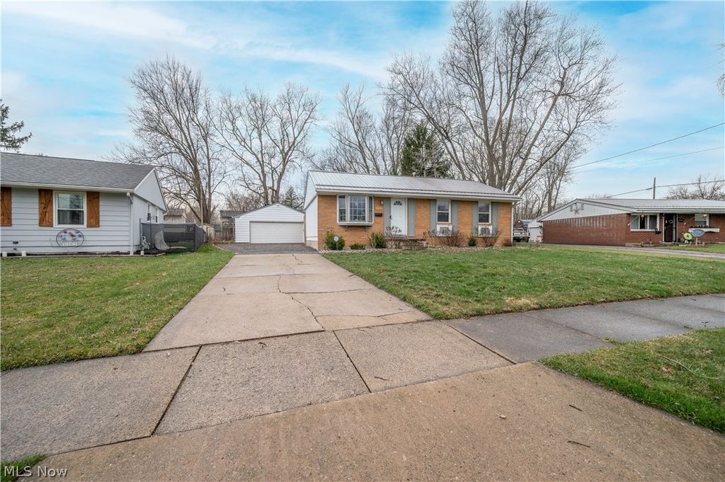 Photo of 3295 Clearwater Street NW, Warren, OH 44484 (MLS # 5195027)