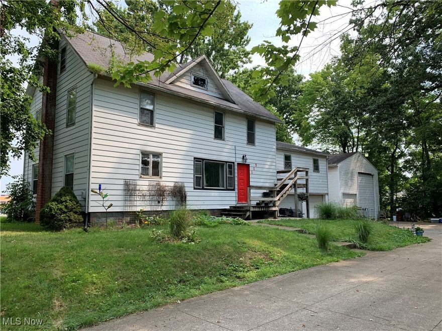 This historic 2,568 sq ft, 5 bed, 3 bath home in the heart of Smithville is located if front of Smithville Elementary. Has a lot of potential. Has a large shop/garage 40x26 high bay built in 1999.
Currently used as single but has been duplex, with potential of tri-plex.
Sold "AS-IS".