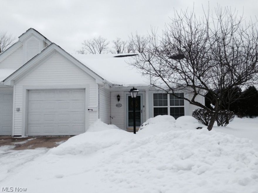 Carefree, all on one floor cluster living with large open living room and dining room.   All appliances stay.  Walk in shower with hand rail.  No mowing, no shoveling, nestled in Shenandoah Village, planned activities if homeowner chooses to attend and a HOA community room available for parties or large get together.