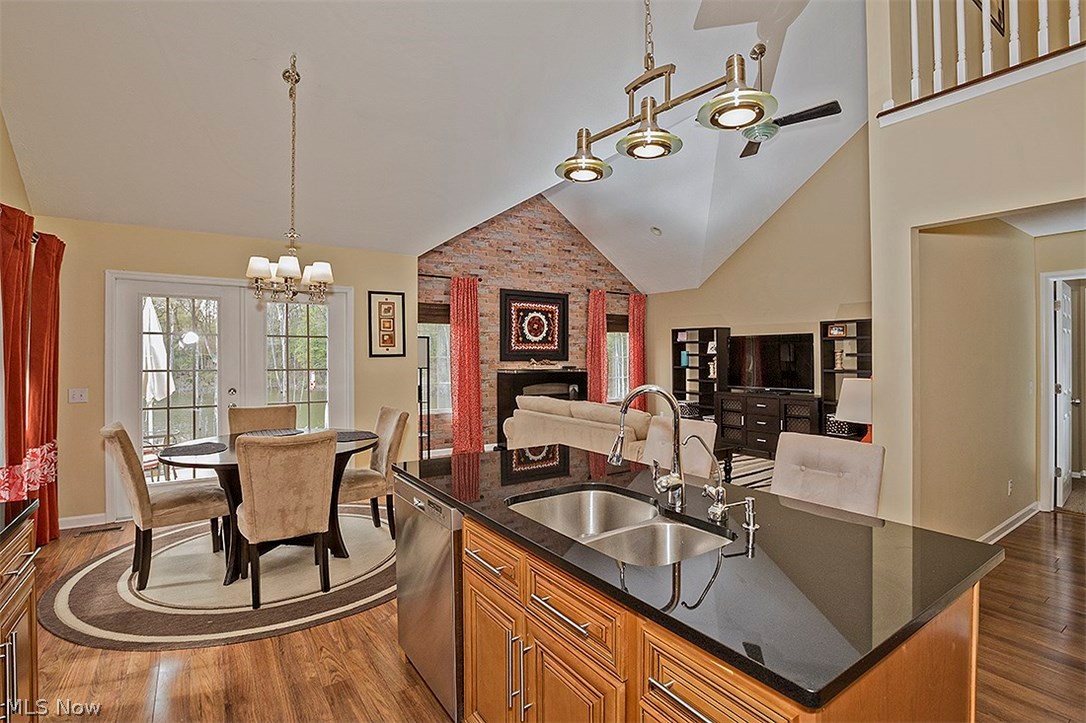 Lake Breeze Condo Ph 03 - Residential