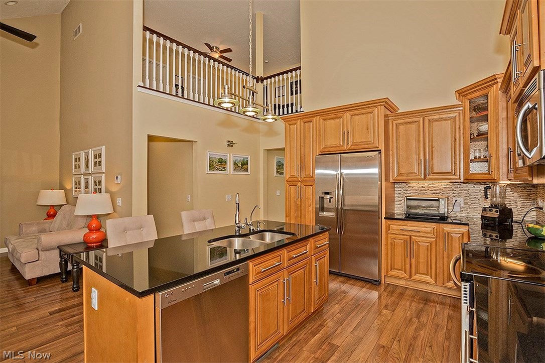 Lake Breeze Condo Ph 03 - Residential