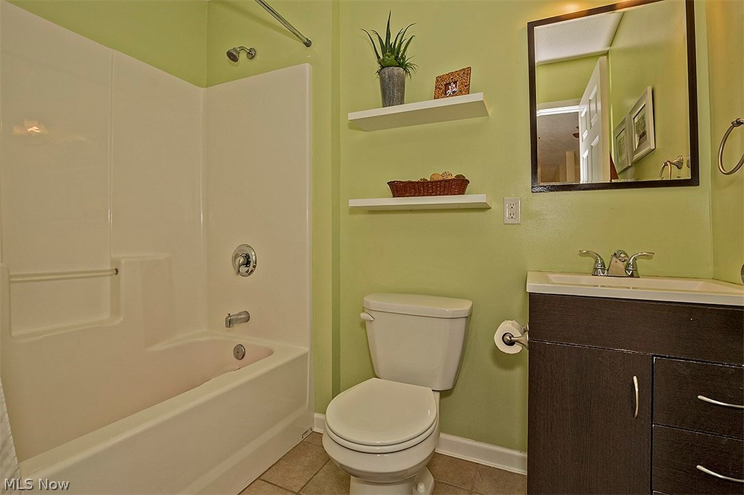 Lake Breeze Condo Ph 03 - Residential