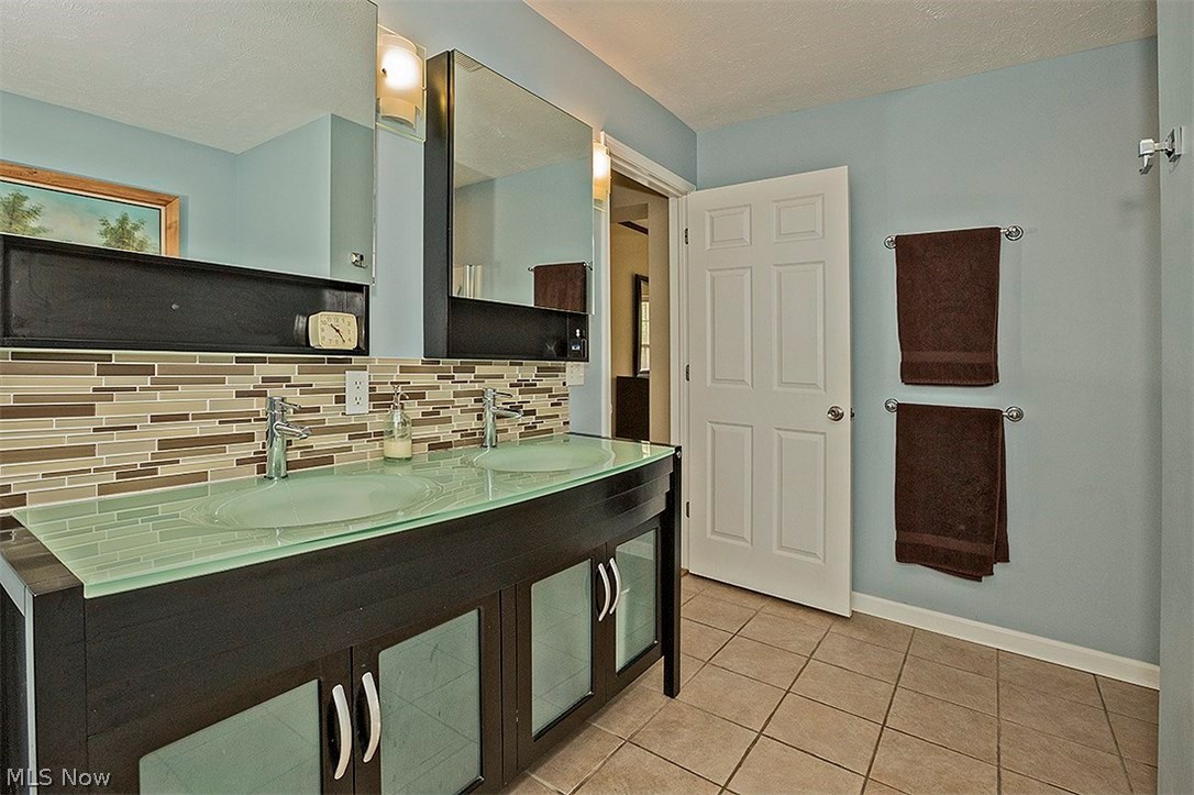 Lake Breeze Condo Ph 03 - Residential