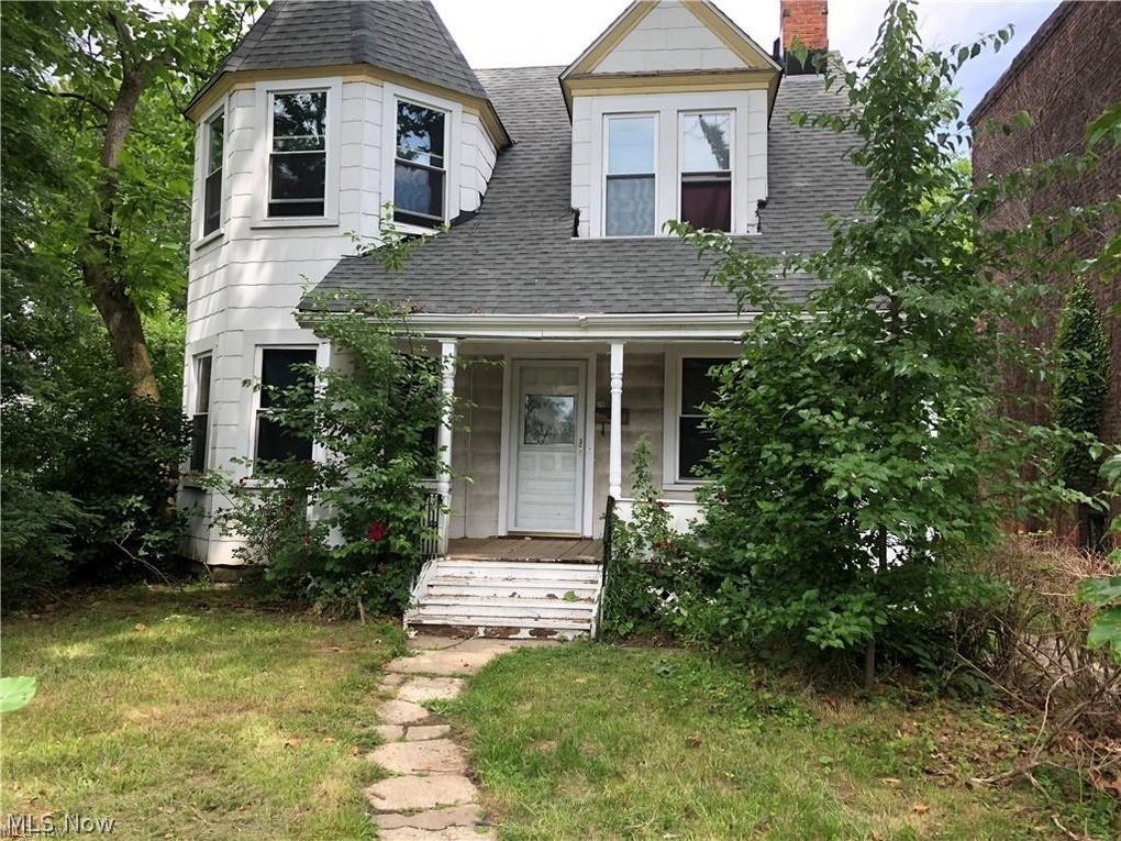 Must see!!Investors special!!!! Tons of potential with this Beautiful Lakewood Home.
All new foundation. newer windows and roof. Please use caution when showing. No kids allow inside the house at time of showing. Please broker remarks.
