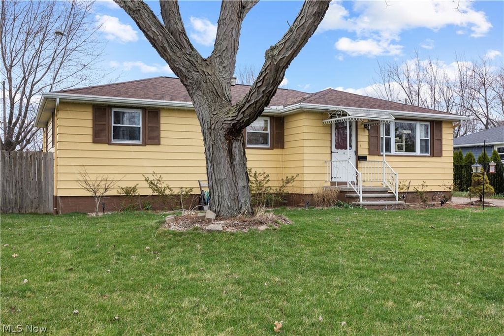 Photo of 1808 W 42nd Street, Lorain, OH 44053 (MLS # 5195530)