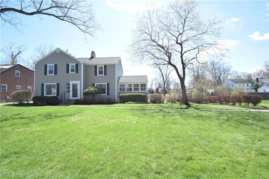 Photo of 225 S Cadillac Drive, Youngstown, OH 44512 (MLS # 5202068)