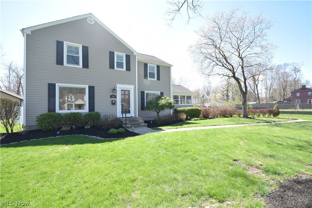 Photo of 225 S Cadillac Drive, Youngstown, OH 44512 (MLS # 5202068)