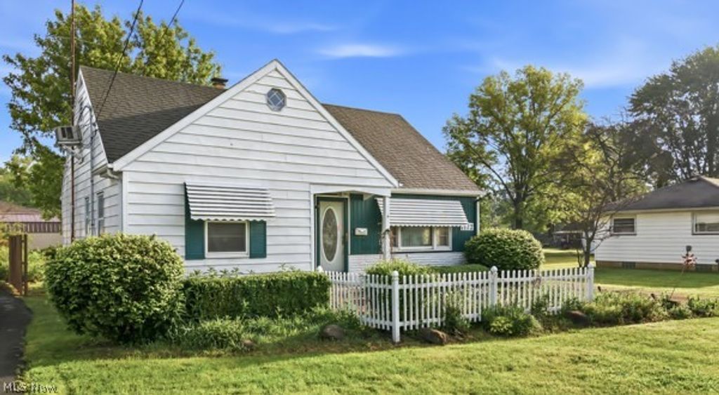 Photo of 1172 Westwood Drive NW, Warren, OH 44485 (MLS # 5211091)