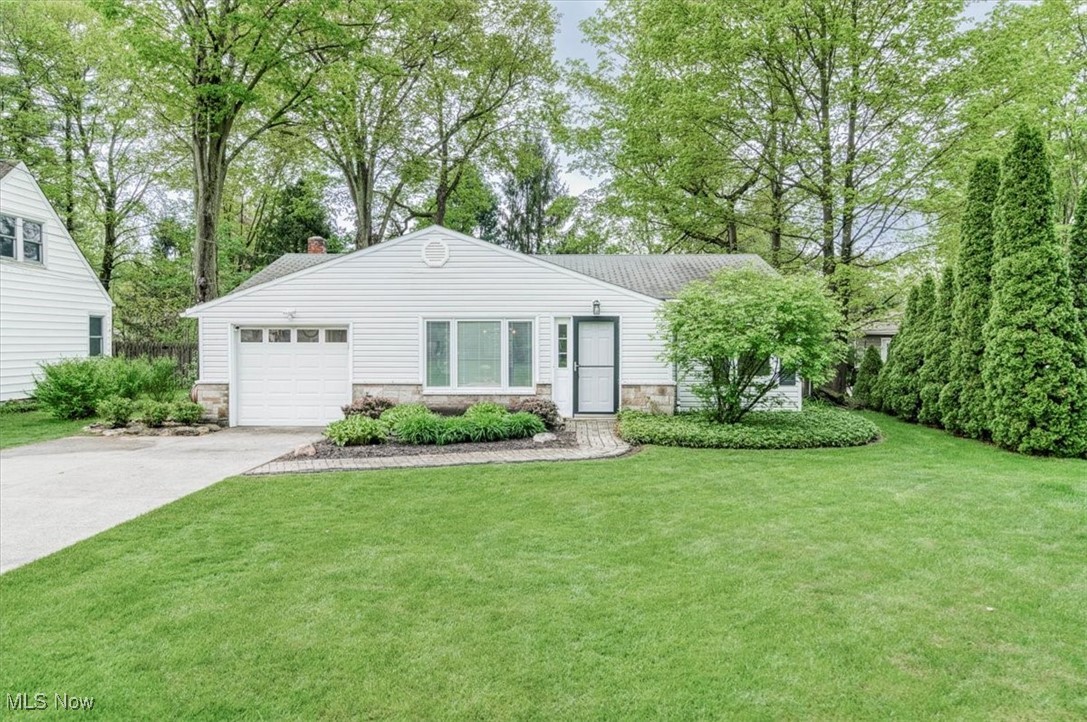 302 Hazelwood Drive, Chagrin Falls, Ohio image 1