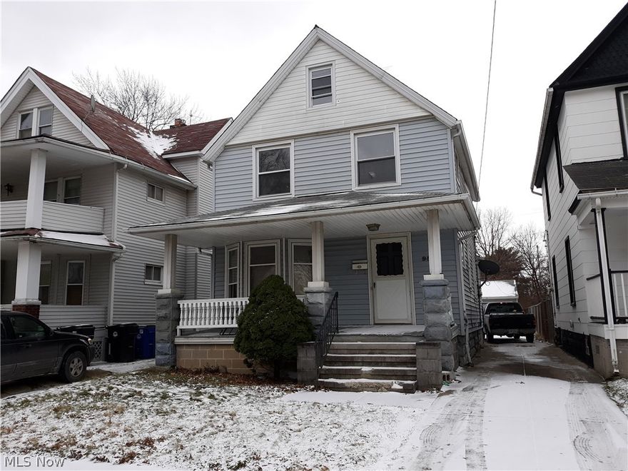 NICE COLONIAL 4 BEDS, 1.5 BATH
3 CAR GARAGE BUILD IN 1992
CEMENT DRIVEWAY.
NEWER BOILER AND WATER TANK
NEEDS SOME COSMETIC CARE
CLOSE TO SHOPPING, TRANSPORTATION AND FREEWAY