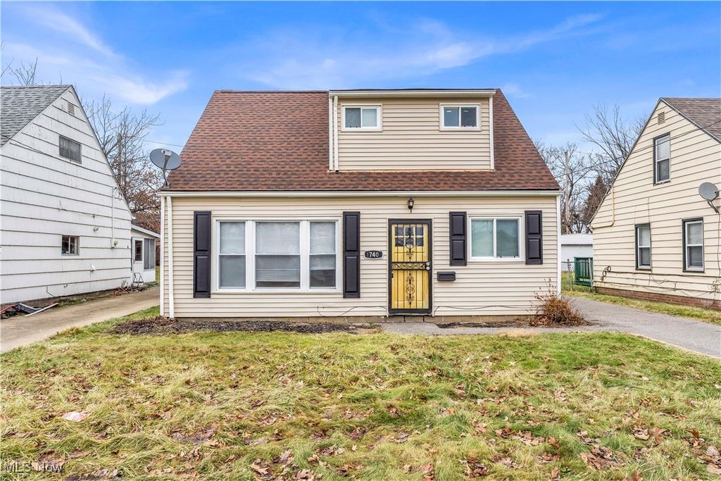 Photo of 17401 Wayne Drive, Cleveland, OH 44128 (MLS # 5183412)