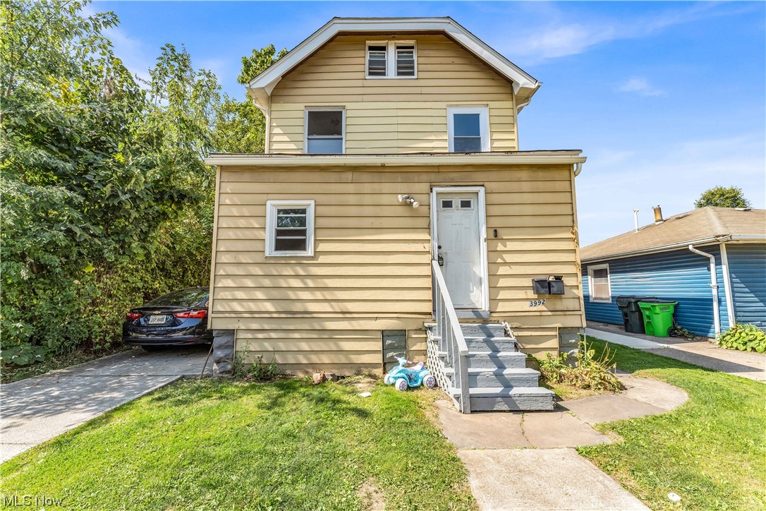 3992 E 26th St up / #2 Newburgh Hts - Spacious 1 bedroom 1 bath multi-unit! //
$625 rent / $625 deposit //
$49 application fee per adult //
NO SMOKING //
1 time $99 non-refundable set up fee paid at lease signing //
$30/month required resident benefit package; can include personal property/liability insurance for an additional $5/month for $35/month total. //
All applicants are required to fill out a PetScreening application, found on our website/app before being processed. Even if you have NO pets - this app must be filled out. 1-2 pets OK w/ approved PetScreening & PetFee (Some breed restrictions apply). 1 time, non-refundable pet fee of $200-500 per animal applies to all pets & must be paid prior to or when you pay your 1st month rent. (No fee for qualified assistance animals) //
Our application is processed through secure site: Findigs. They require ID & income verification. Without this, your app will not be processed. They offer 24/7 chat support on their app directly if you have any questions //
This cozy 1 bedroom, 1 bathroom UP unit of a large duplex has everything to offer! There is newer flooring, paint, and offers natural colors to match any decor! The bedroom is complete with ample closet space! The eat-in kitchen has granite counter tops and tons of cabinet space! The updated bathrrom has a tub/shower combo. The shared basement offers washer/dryer hookups! //
Resident pays gas and electric utilities, and is responsible for snow removal.