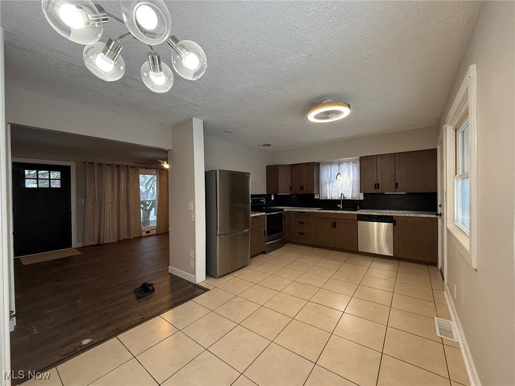 Photo of 517 Grosvenor Avenue NW, Massillon, OH 44647 (MLS # 5176025)