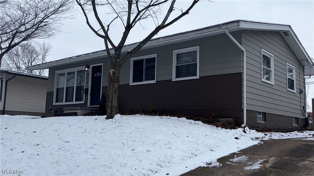 Photo of 517 Grosvenor Avenue NW, Massillon, OH 44647 (MLS # 5176025)