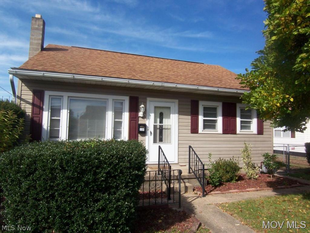 Very nice 3 bedroom, 1.5 bath vinyl sided home located in a great Vienna location. It features family room, rec room, fenced back yard, double stall detached garage with alley access. Elem: Vienna Elementary School Elem/Bus: N JrHigh: Jackson Jr. High School JrHigh/Bus: N High: Parkersburg High High/Bus: Y Fire: VOL Police: CTY PossFreeGas: N ;SQFT=Fin L1:1140, Fin L2:420, Fin Bsmt:275, Fin Above:1560, Fin Total:1835, Unfin Bsmt:445, Unfin Above:445;GAR= 2 Car Det