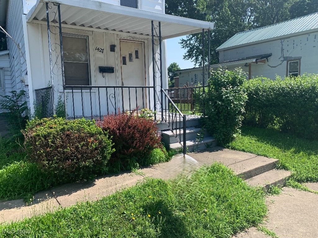 Great opportunity with this 2 bedroom 1 bathroom cottage style home.