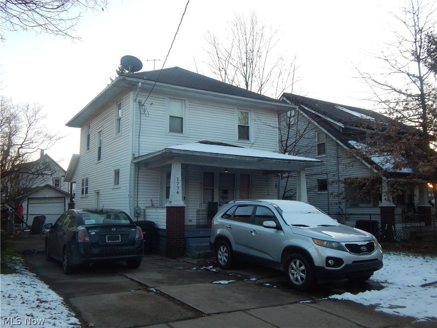 Colonial Home featuring hardwood floors, spacious kitchen. Near schools, parks and highway. 
Needs TLC.