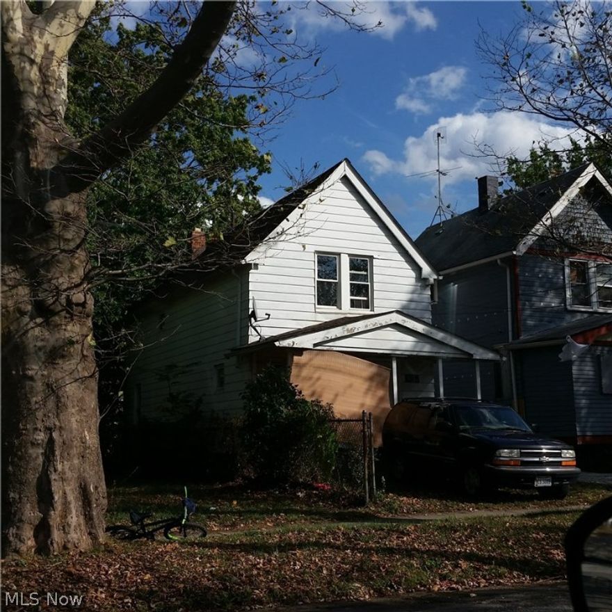 Great single family home located on a quiet street. Currently tenant occupied, complete turn key, seller has other properties wants to sell as a package
 .