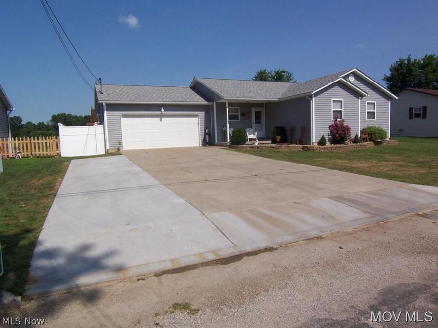 Contemporary style Ranch with 3 Bedrooms, 2 Baths, Open Floor Plan, Master Suite has Full Bath and Walk-In Closet. Gas Line for Fireplace in Family Room behind sofa on side wall. Lighted Floor Storage Above Garage.  Elem: Mineral Wells Elementary Schoo  Elem/Bus: Y  JrHigh: Edison Jr. High School  JrHigh/Bus: Y  High: Parkersburg South High  High/Bus: Y  Fire: VOL  Police: SHF  PossFreeGas: N  ;SQFT=Fin L1:1300, Fin Bsmt:0, Fin Above:1300, Fin Total:1300, Unfin Above:0;GAR= 2 Car Att