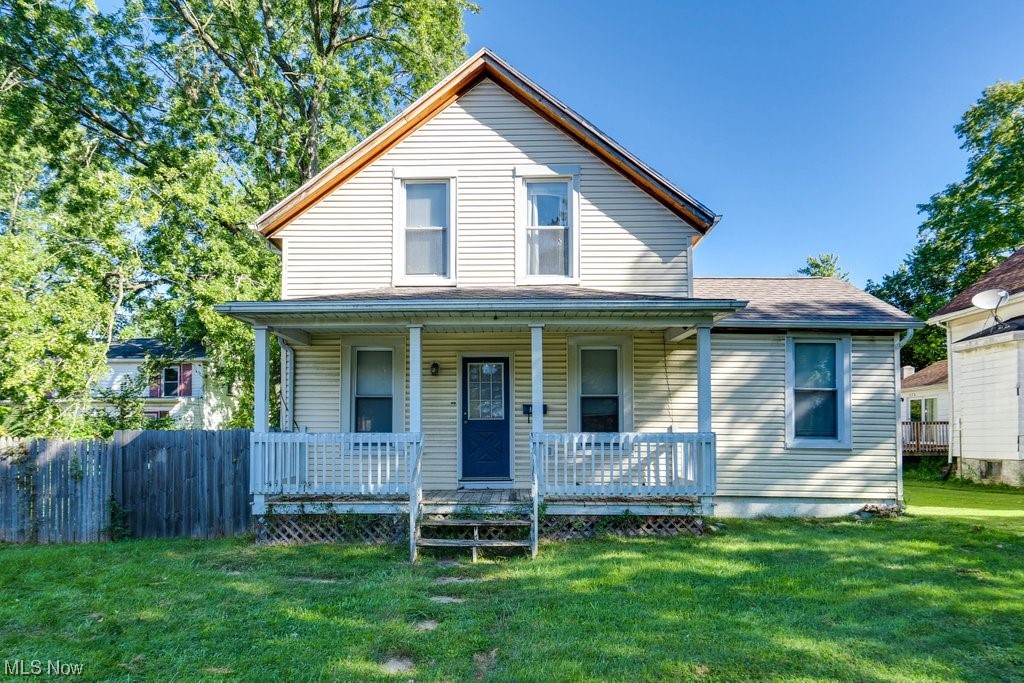 Welcome to 274 W Highland Rd! This charming 4-bed, 2-bath home is a hidden gem filled with potential. With just a little TLC, this house can be transformed into your dream home. As you step inside, you'll immediately notice the spacious living area that welcomes you with its warm ambiance. The open floor plan creates a sense of flow, making it perfect for family gatherings and entertaining guests. The large windows flood the space with natural light, creating an inviting atmosphere. The kitchen is a canvas ready for your personal touch. Imagine designing the culinary space you've always wanted to make cooking a joy. Each of the 4 bedrooms offers a cozy retreat, and the 2 full bathrooms provide convenience and functionality.
Outside, the sizable, fully fenced yard offers plenty of room for outdoor activities. Whether you envision a lush garden or a play area for kids, the possibilities are endless. This property's excellent location adds to its appeal. You'll find yourself in a pea