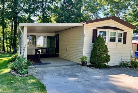 Homes For Sale - 1229 Columbiana Lisbon Road #27<br/> Columbiana, OH 44408