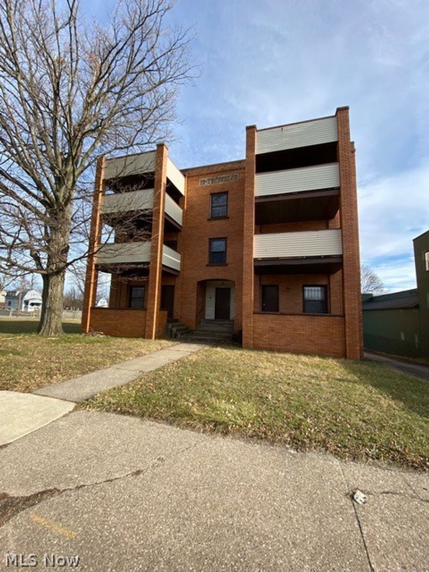 3 very nice sized bedrooms in a 6 plex building.  Kitchen, living room and 3 bedrooms. Refrigerator and stove included.  Off Street parking in rear of building.