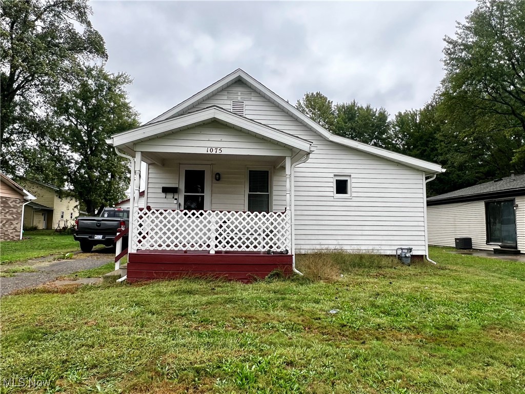Cozy Ranch conveniently located by schools, restaurants and stores! An adorable porch, big enough for morning coffee or evening talks with a friend! The living room, dining room and kitchen are semi-open with one leading into another. Off of the dining area is a full bath that leads to the primary bedroom. In the lower level you will find another full bath, laundry, and a finished bonus room that could be used for office, game room or extra bedroom. You'll love the back yard that features a covered patio. The yard has a newly installed fenced area, perfect for pets and children. But the backyard doesn't stop there! Stretching all the way back to allow alley access, this yard has room for gardens, trampolines and swing sets! Oh... and you'd also get the luxury of a one stall garage. 
Call to see today!