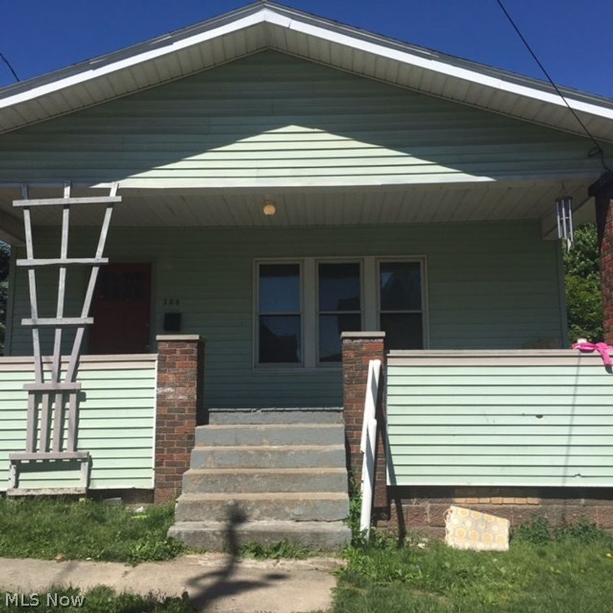 CONVIENTLY LOCATED CLOSE TO ALL YOUR DOWNTOWN SHOPPING AND EATERIES. THIS HOME OFFERS 4 BEDROOMS, SPACIOUS COVERED FRONT PORCH AND ADDITIONAL 962 SQ FT OF ATTIC SPACE.