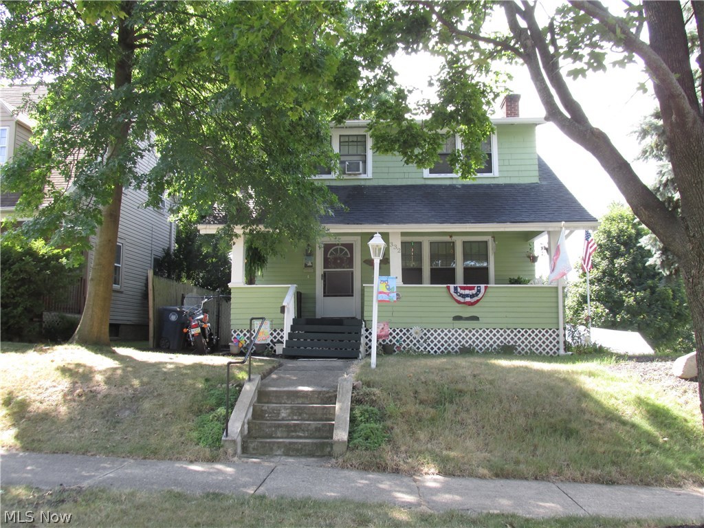 Fully updated 2-3 bedroom. two bath Colonial with 4 yr old stainless stove, refrig, dishwasher and microwave. Also washer and dryer, window blinds and room fans. Located center of Firestone Pk, convenient to bus, shopping, restaurants and freeway. Living room, family rm with eat-in kitchen with walk out to deck with fenced in yard. Many other features
