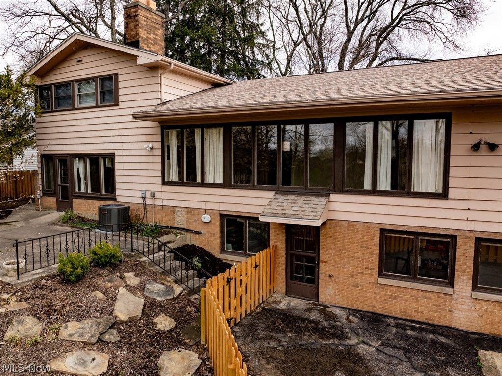 Photo of 25510 Bryden Road, Beachwood, OH 44122 (MLS # 5201099)