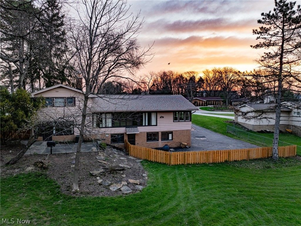 Photo of 25510 Bryden Road, Beachwood, OH 44122 (MLS # 5201099)