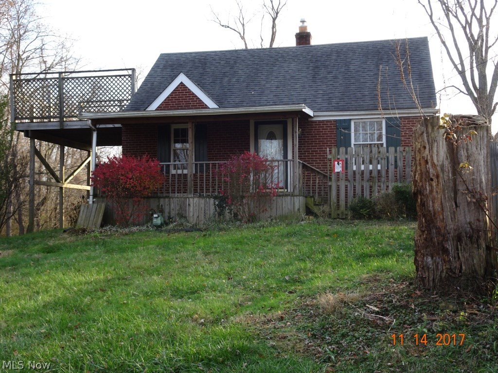 cANTON sOUTH BRICK BUBGALOW. fRONT PORCH, LARGE SIDE DECK. lARGE STORAGE BARN AT REAR OF LOT PRETTY WOOD FLOORS. fENCED IN LOT. lAST HOUSE AT THE END OF 35TH STREET SE. fha/ VA ok.
