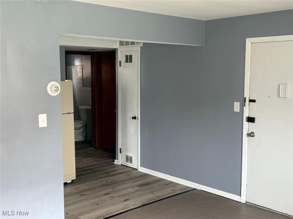 This charming 1 bedroom, 1 bathroom apartment has been recently renovated, offering modern finishes and a comfortable living space. Located in a peaceful building with quiet neighbors, it’s perfect for anyone seeking a serene environment. Enjoy the convenience of being just a short walk to a private lakefront park, ideal for outdoor enthusiasts. Plus, with a bus line right at the front of the building, getting around is a breeze.
You'll love the prime location, only 4 minutes from I-90, making commuting a snap. For those who enjoy local amenities, everything you need is just 3 minutes away on E 185th Street, including shops, restaurants, and more.
Pets are welcome with a monthly pet maintenance fee, ensuring your furry friends are taken care of. Don’t miss out on this fantastic rental opportunity—schedule a tour today!