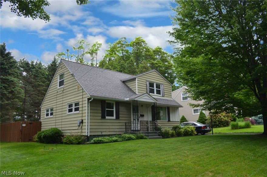 Great 4 Bedroom house with heated sun porch on quiet dead end street in near Kent State.