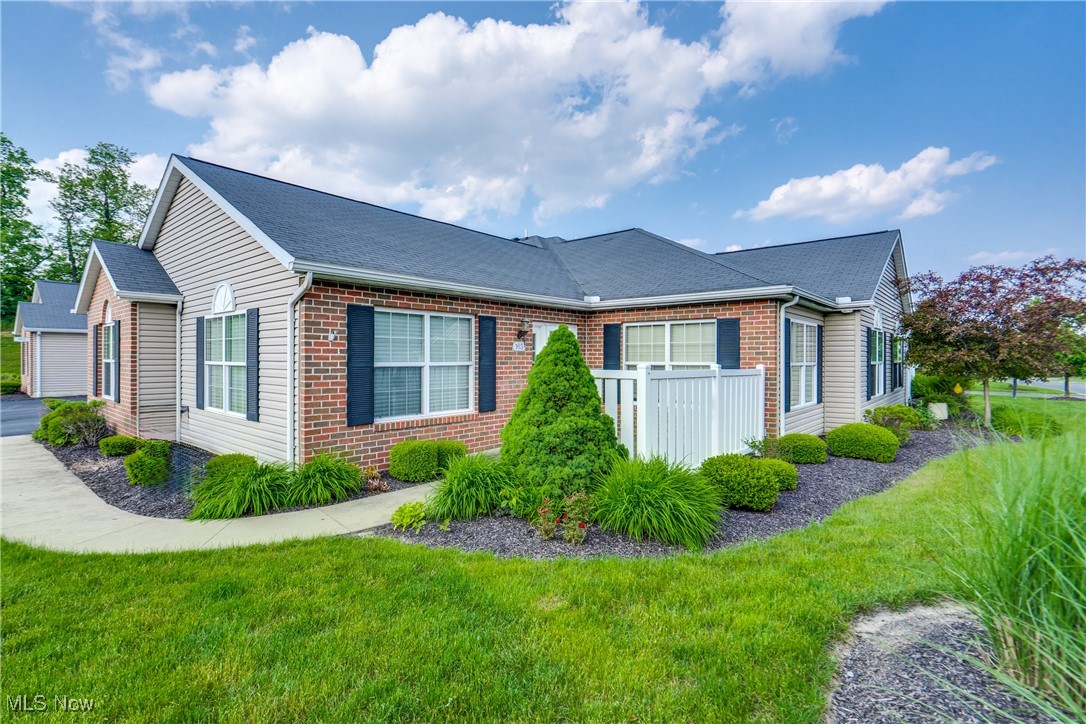 165 Woodbury Glen Street, Hartville, Ohio image 1