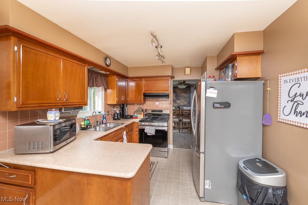 8605 Banner Lane, Parma, Ohio image 9