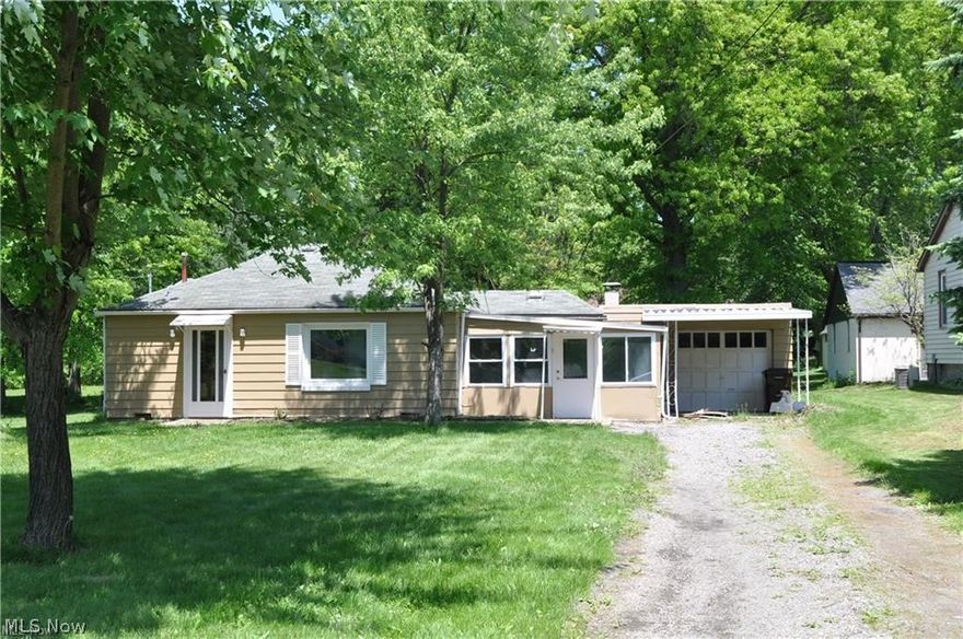 Two bedroom/1 bath bungalow in need of TLC & new roof. Great location in Howland School District. Previously rented for $650/month.