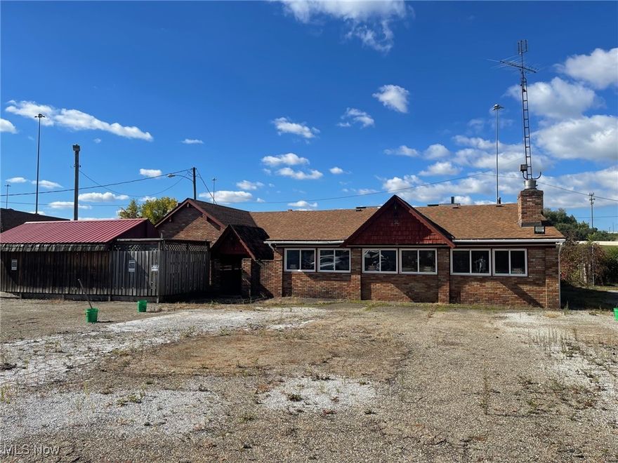 For Lease: 6,332 sf brick restaurant built in 1969 and located in Jackson Twp. Formerly the Geisen Haus Resturant. Liquor license available. Lots of parking and signage. NNN applies.