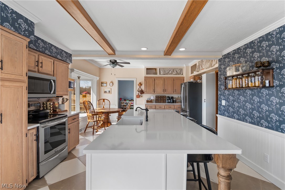 Main image without alt text