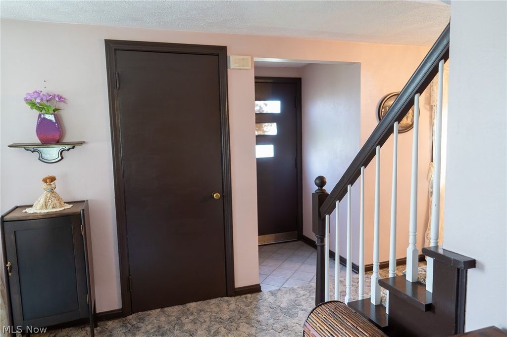 Photo of 404 Heatherwood Street SW, North Canton, OH 44720 (MLS # 5200323)