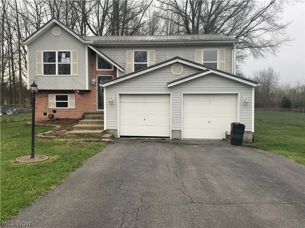Photo of 238 Raymond Avenue NW, Warren, OH 44483 (MLS # 5202728)