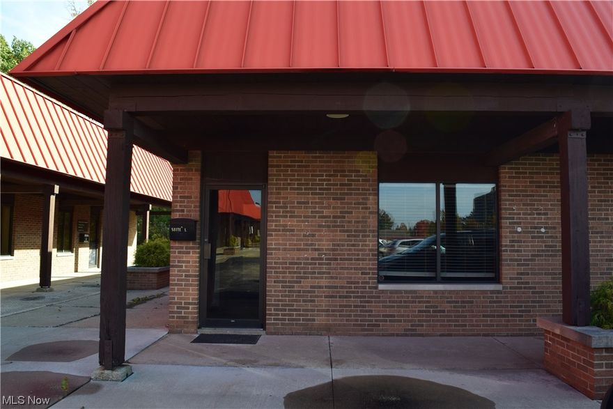Great location! End unit. Plenty of parking with 1,500 square feet in this professional office space in Austin Professional Center. Newer lighting, paint & flooring. Nice reception area and up to 6 office spaces.
