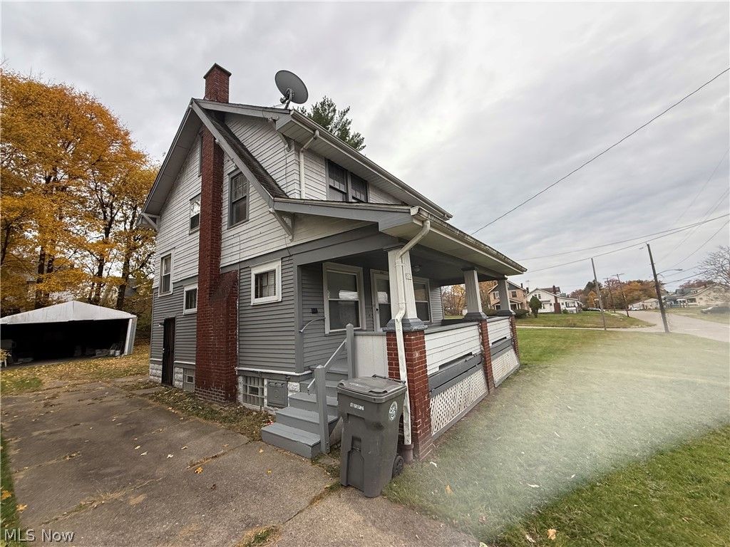 Photo of 555 W Evergreen Avenue, Youngstown, OH 44511 (MLS # 5190191)