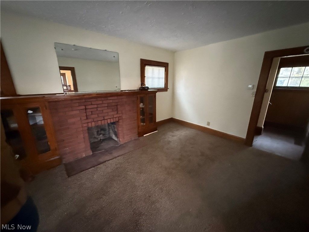 Photo of 555 W Evergreen Avenue, Youngstown, OH 44511 (MLS # 5190191)